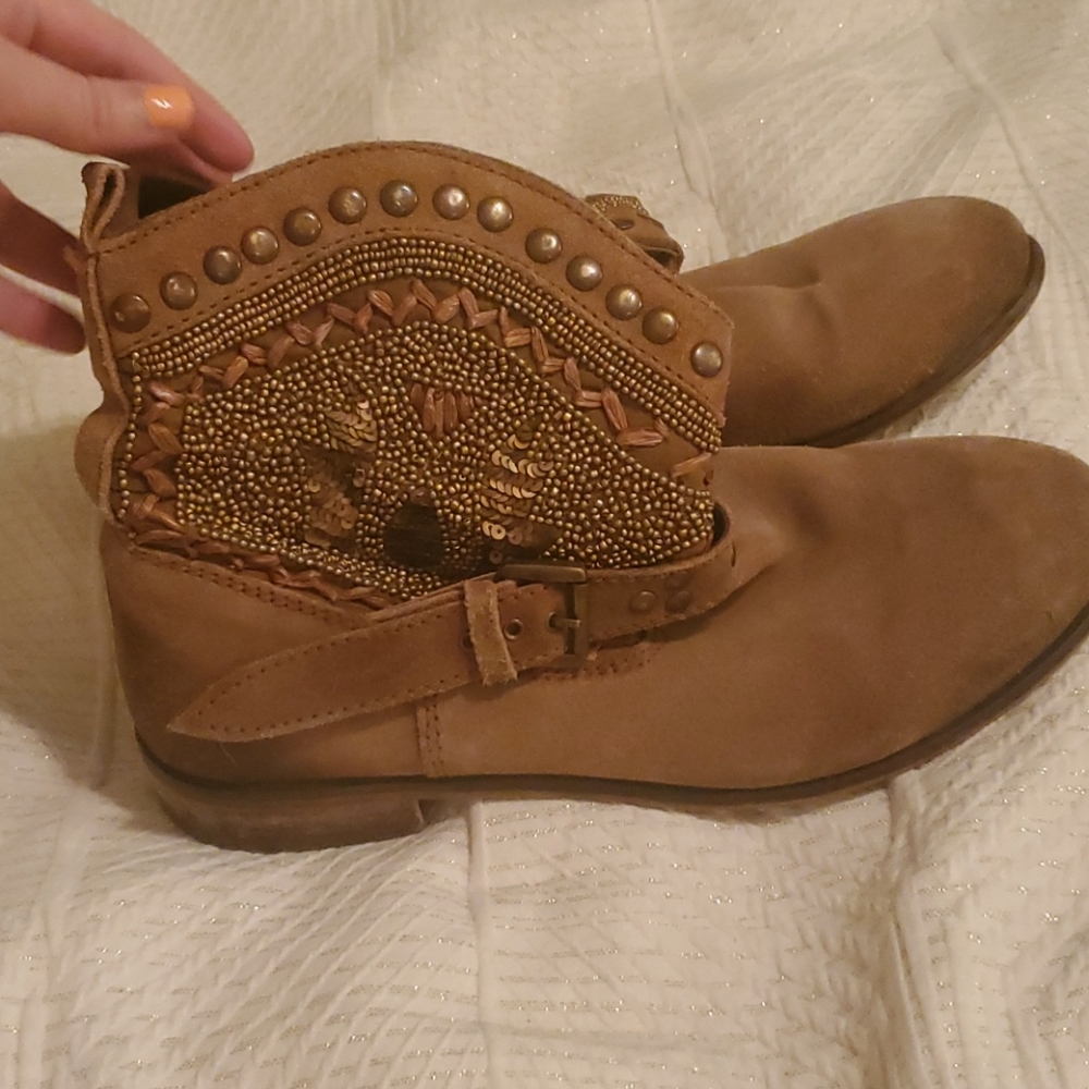 Buckle boots